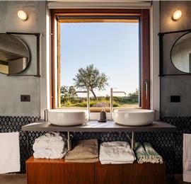 4 bedroom villa with pool near Noto, sleeps 8